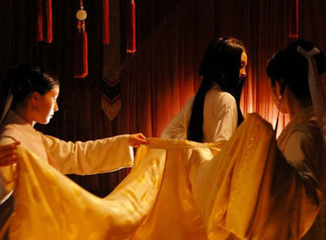 Phi tần được đưa đến thị tẩm.