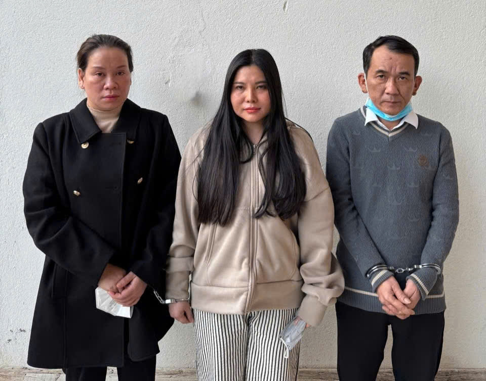 C&ocirc;ng an TP.Đ&agrave; Nẵng tạm giữ h&igrave;nh sự đối với Ng&ocirc; Thị D&uacute;p, Trần Thị Hưởng, Nguyễn Đức Vũ (từ tr&aacute;i qua phải) để điều tra về h&agrave;nh vi chứa mại d&acirc;m tại cơ sở Spa v&agrave; Massage Hoa Sứ, kh&aacute;ch sạn Mường Thanh (TP.Đ&agrave; Nẵng)