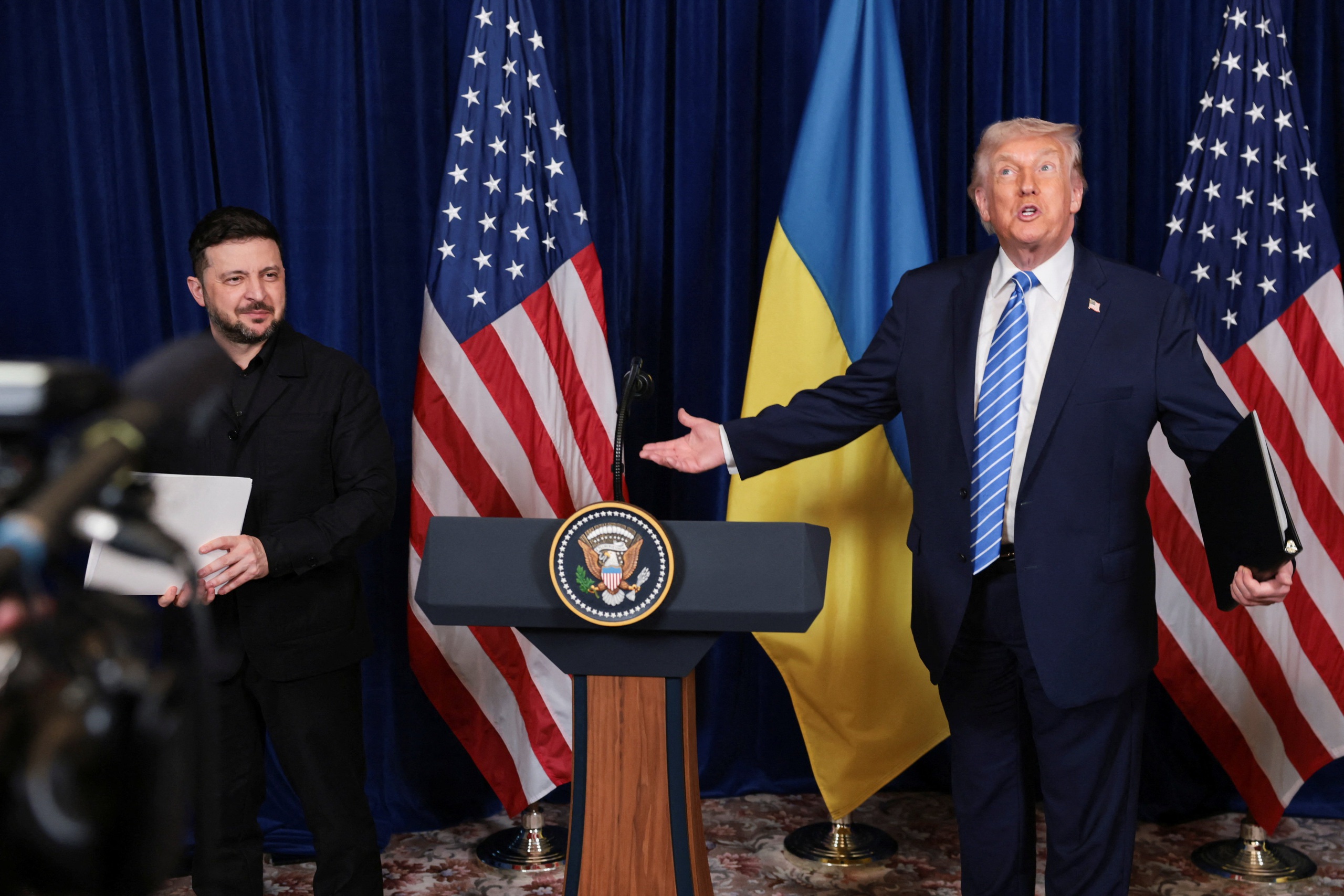 &Ocirc;ng Trump (phải) v&agrave; &ocirc;ng Zelensky họp b&aacute;o sau cuộc gặp