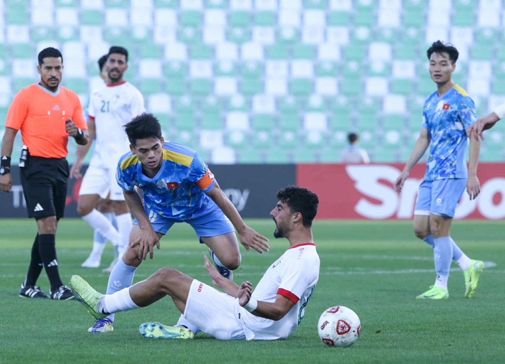 Văn Khang v&agrave; c&aacute;c đồng đội thi đấu kh&aacute; nỗ lực